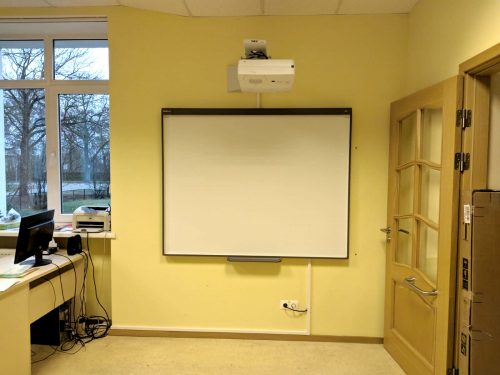 Interaktīvā tāfele SMART Board SB480 ar NEC UM301X