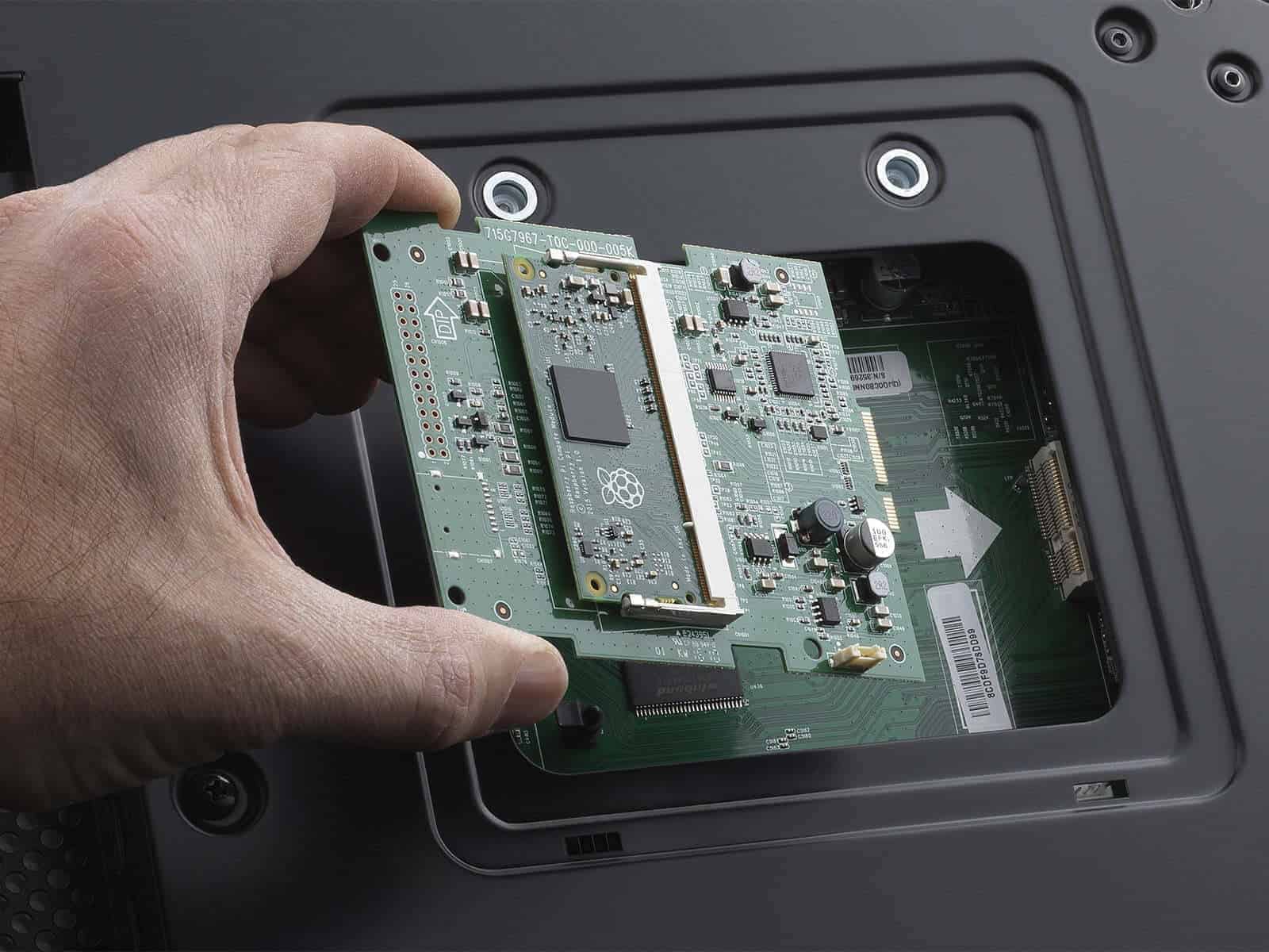 RaspberryPi_BoardWHand_HR